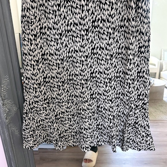 Whistles Black White Petal Print Puff Sleeves Flounce Hem Shift Mini Dress 6 - Picture 7 of 11